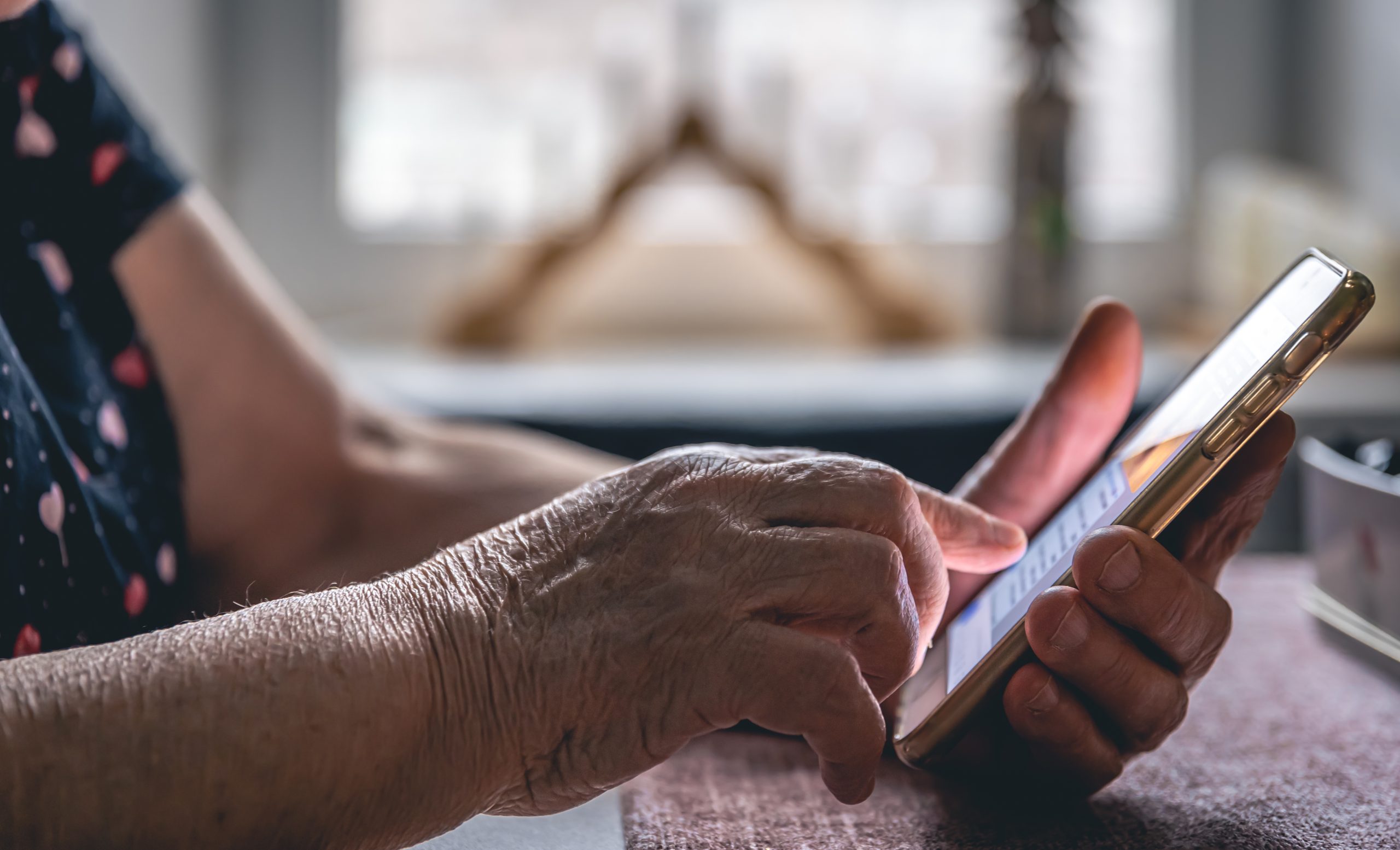 Femme_agée_tenant_un_telephone