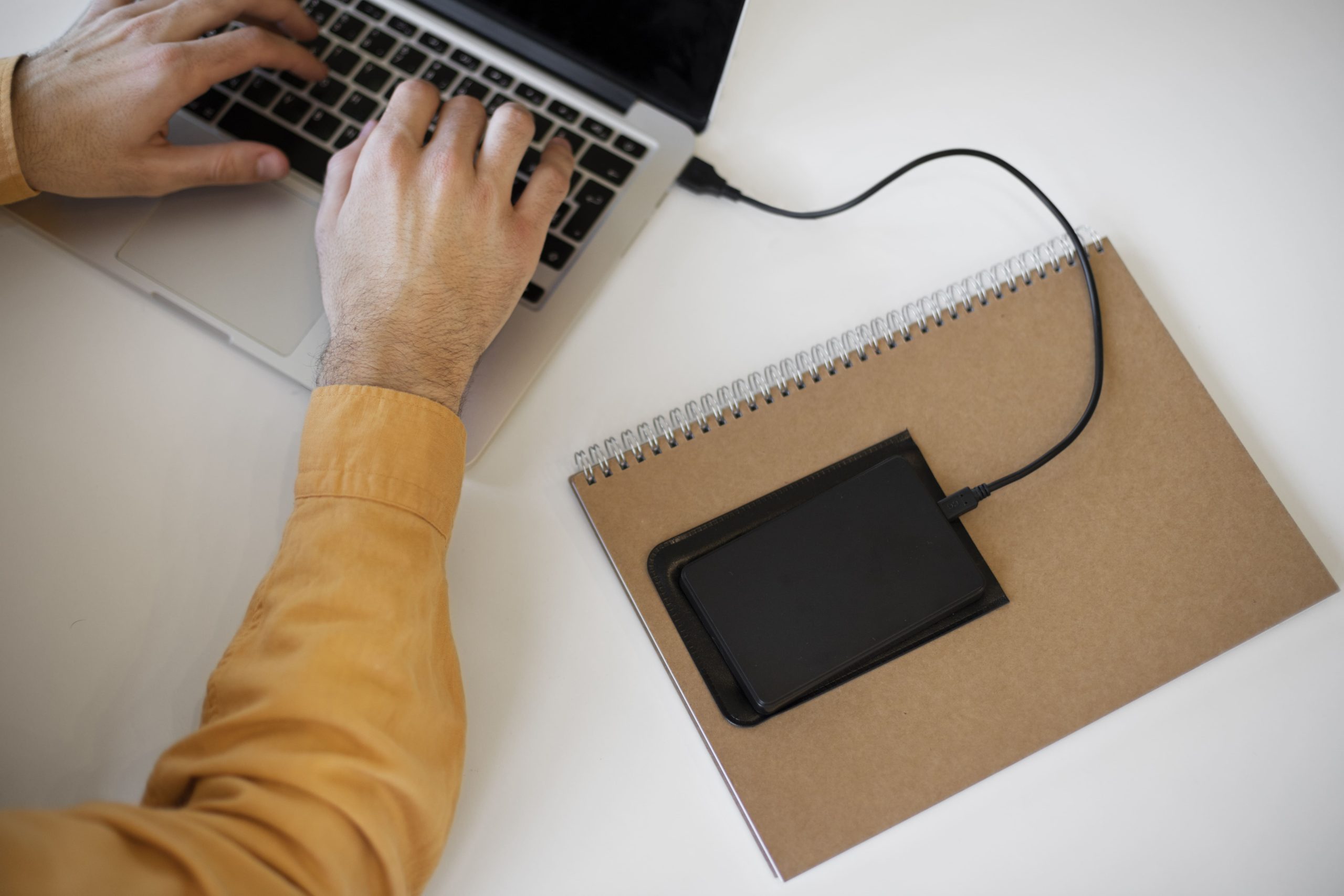 Personne utilisant un disque dur externe