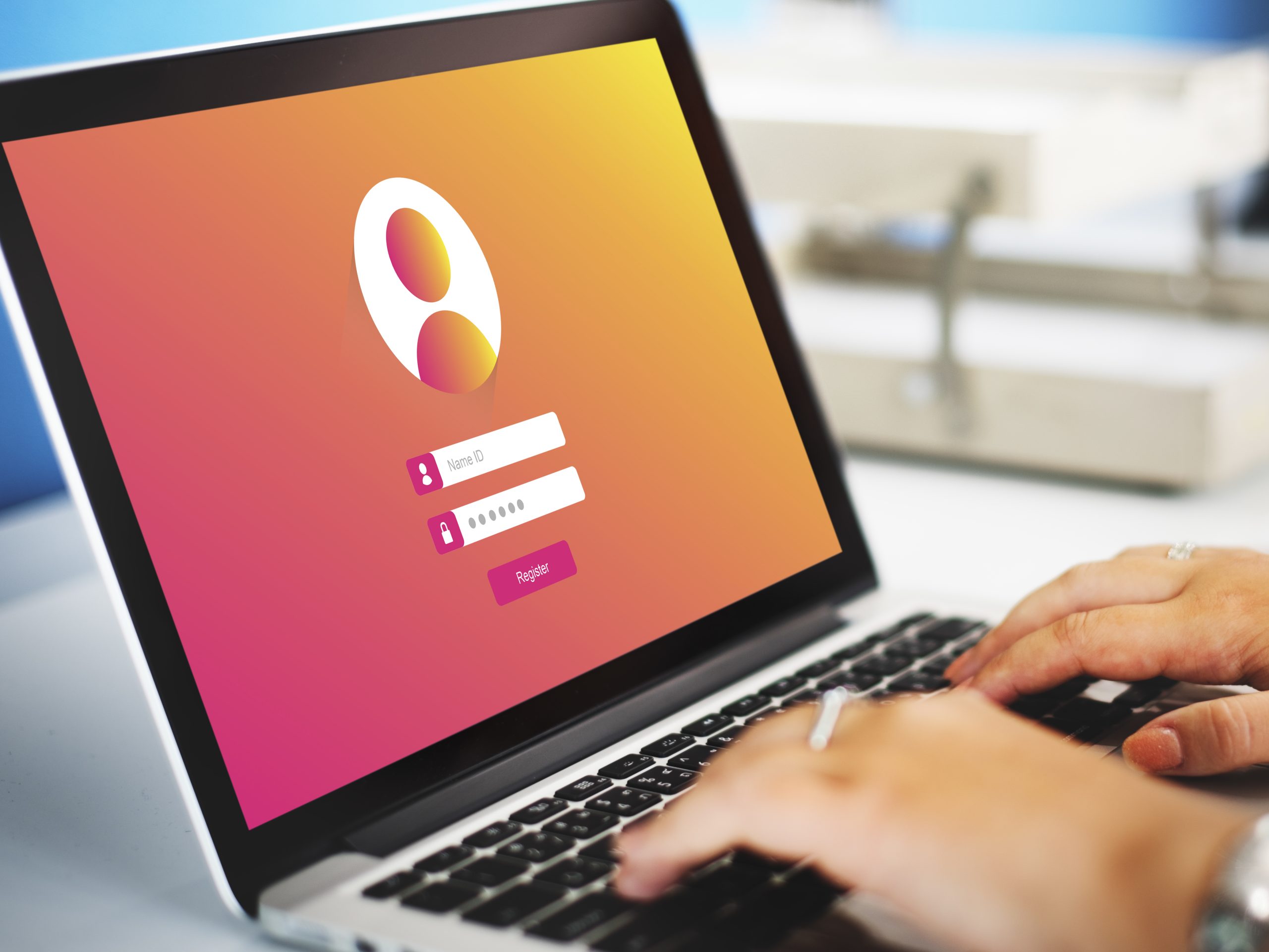 Utilisateur entrant son mot de passe sécurisé